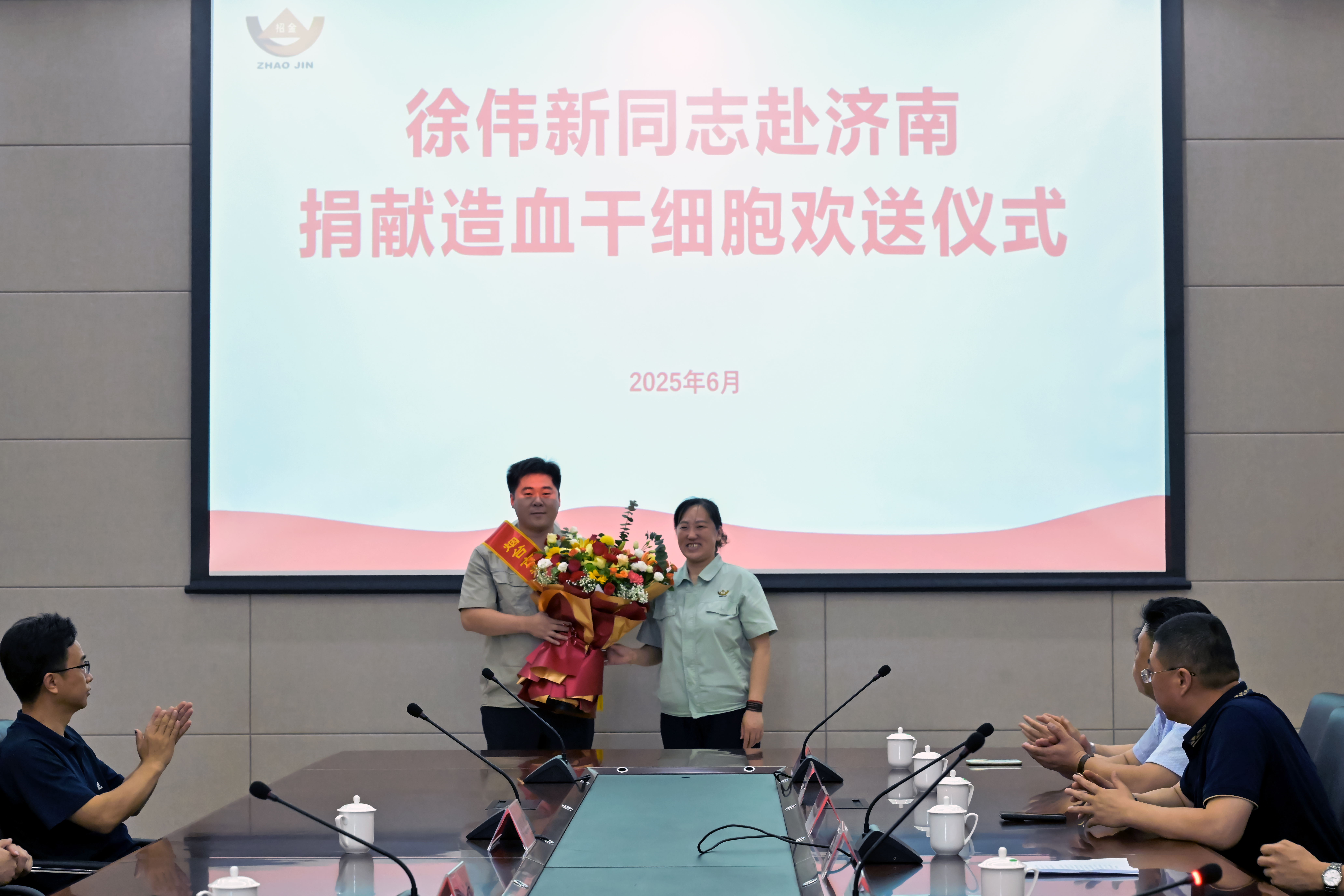徐伟新赴济南捐献造血干细胞欢送仪式献花.jpg